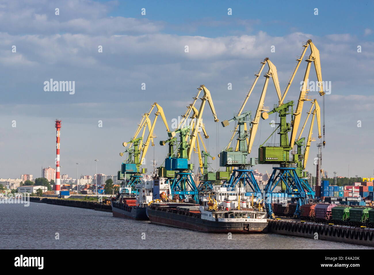 L'animation de chantiers navals dans le port maritime de Saint-Pétersbourg, sur la rivière Neva, la Russie, l'Europe Banque D'Images