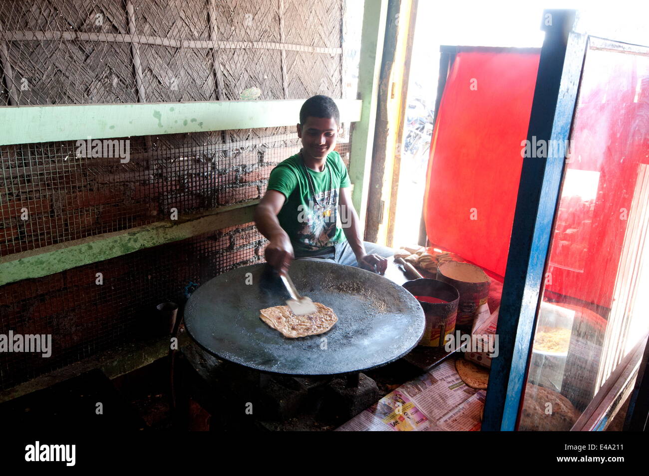 La cuisine jeune homme en bordure des chapati, Balipara dhaba, Assam, Inde, Asie Banque D'Images