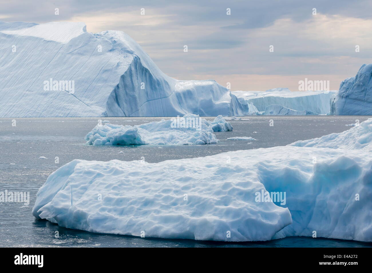 D'énormes icebergs vêlé du Glacier d'Ilulissat, UNESCO World Heritage Site, Ilulissat, Groenland, régions polaires Banque D'Images