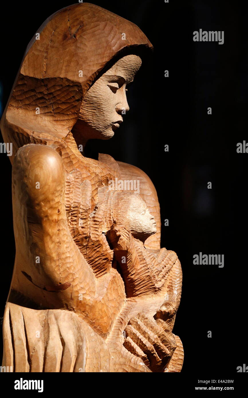 La sculpture sur bois de la Vierge et l'enfant, Paris, France, Europe Banque D'Images