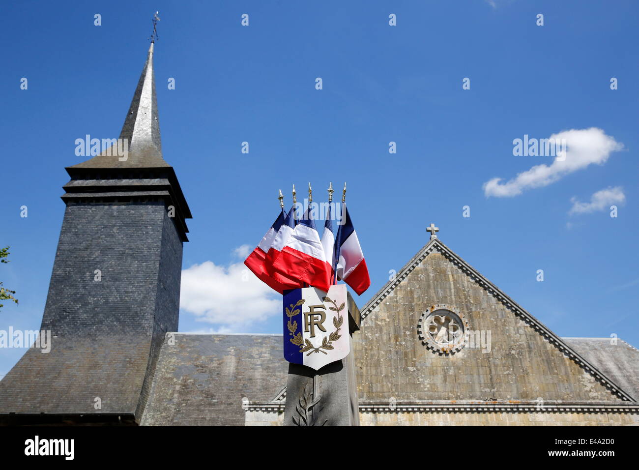 L'église et de drapeaux français, Notre Dame du Hamel, Eure, France, Europe Banque D'Images