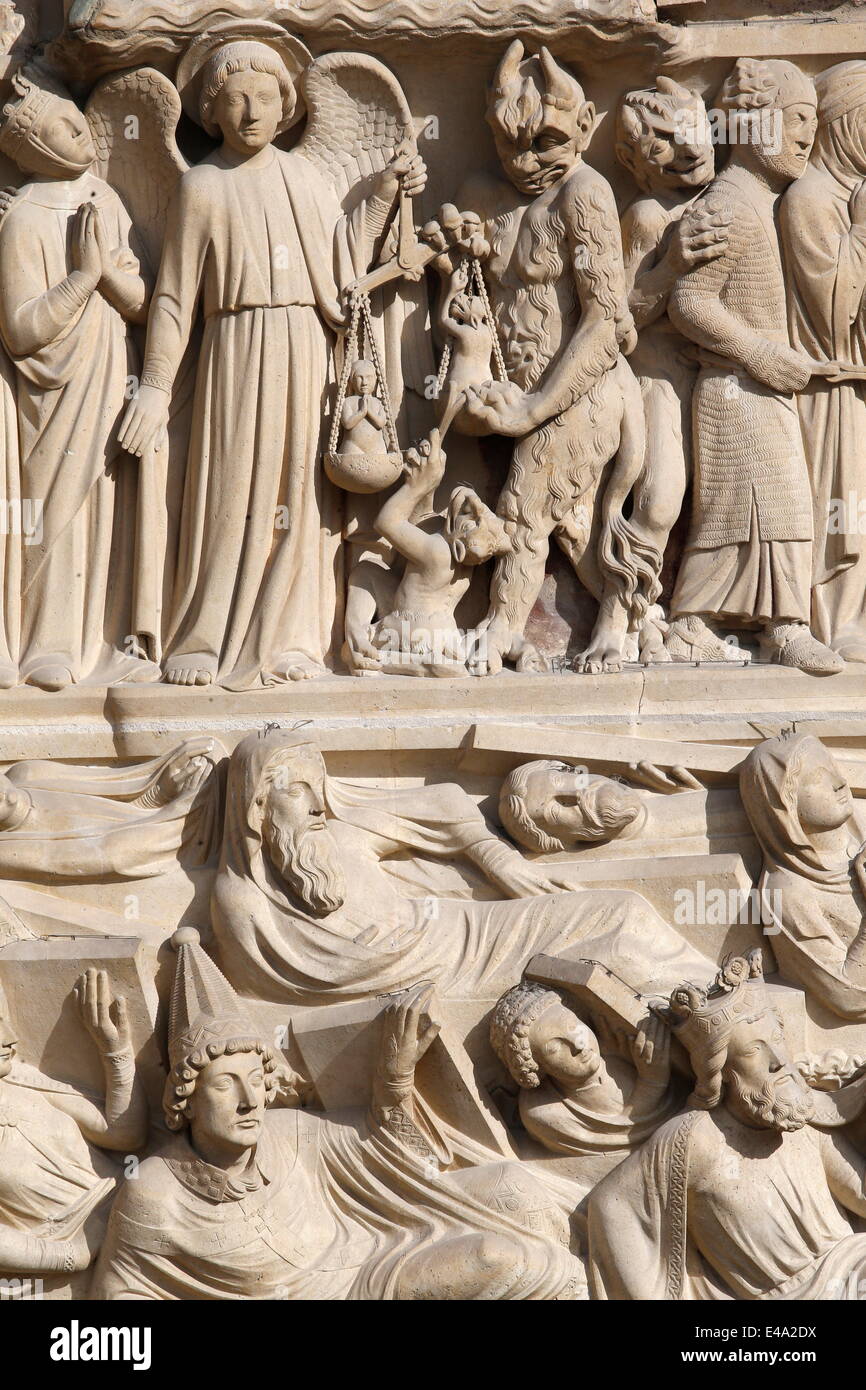 Saint Michel pesant les âmes et de la résurrection des morts, le Jugement Dernier, Notre Dame de Paris, Paris, France Banque D'Images