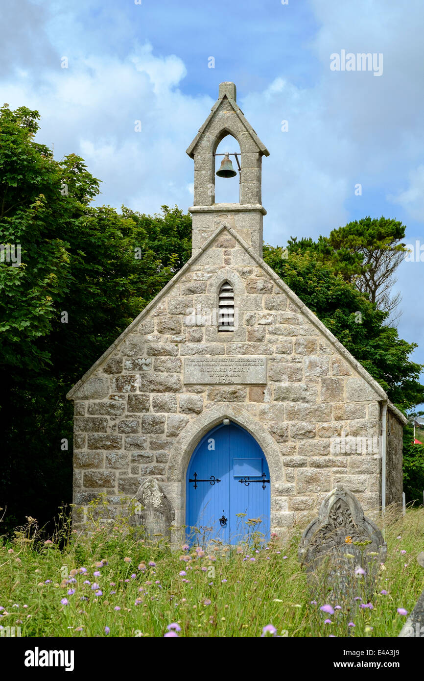 Jolie petite chapelle avec porte bleue et clocher à l'église St Uny sur la côte de Cornouailles à Lelant près de St Ives Banque D'Images