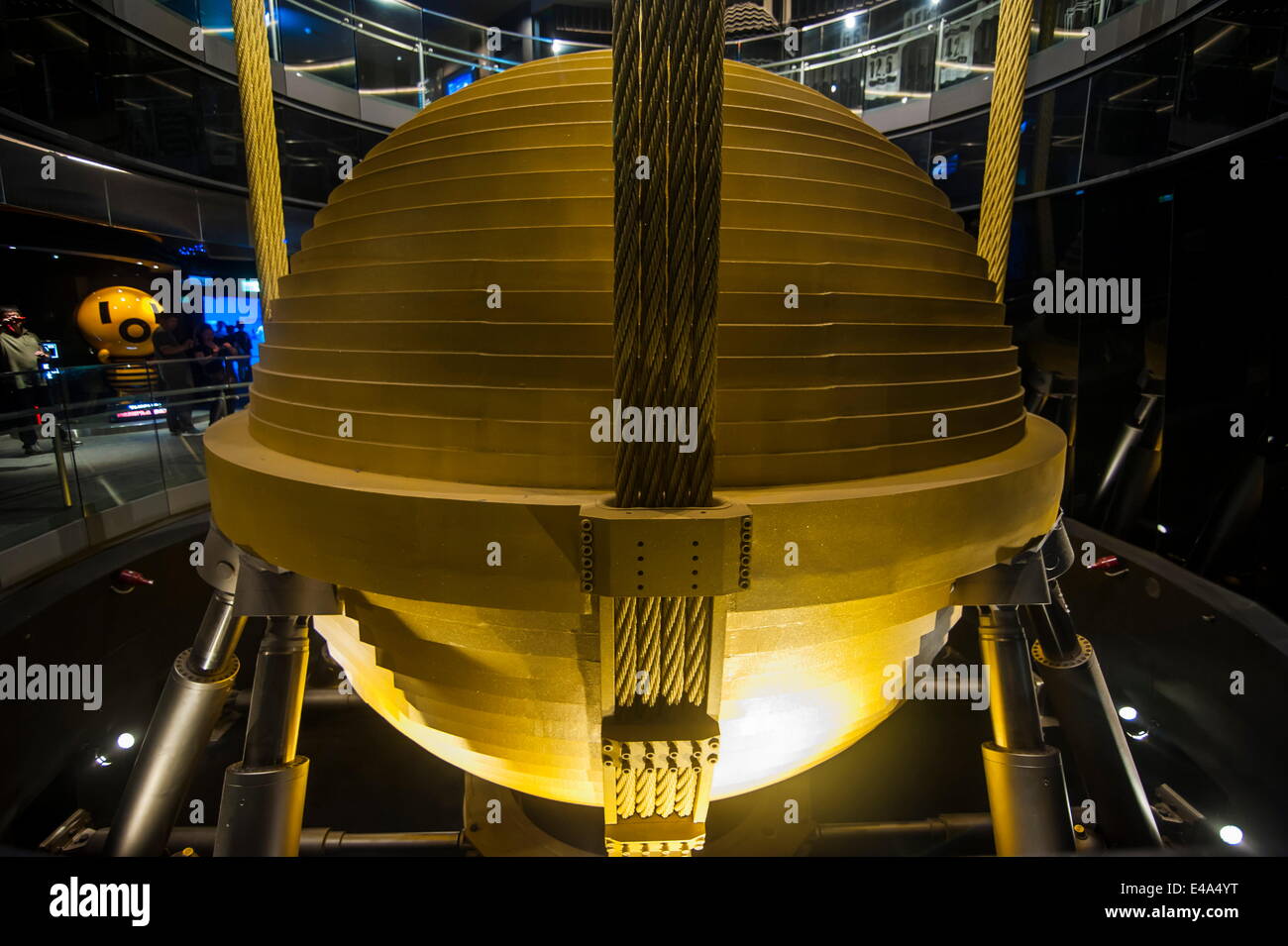 L'écoute géant amortisseur de dans la tour Taipei 101, Taipei, Taiwan, l'Asie Banque D'Images