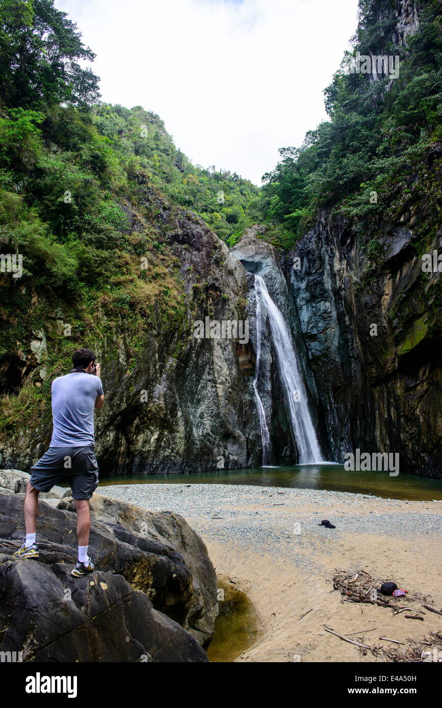 Man photographing la Jimenoa Uno cascade, Jarabacoa, République dominicaine, Antilles, Caraïbes, Amérique Centrale Banque D'Images