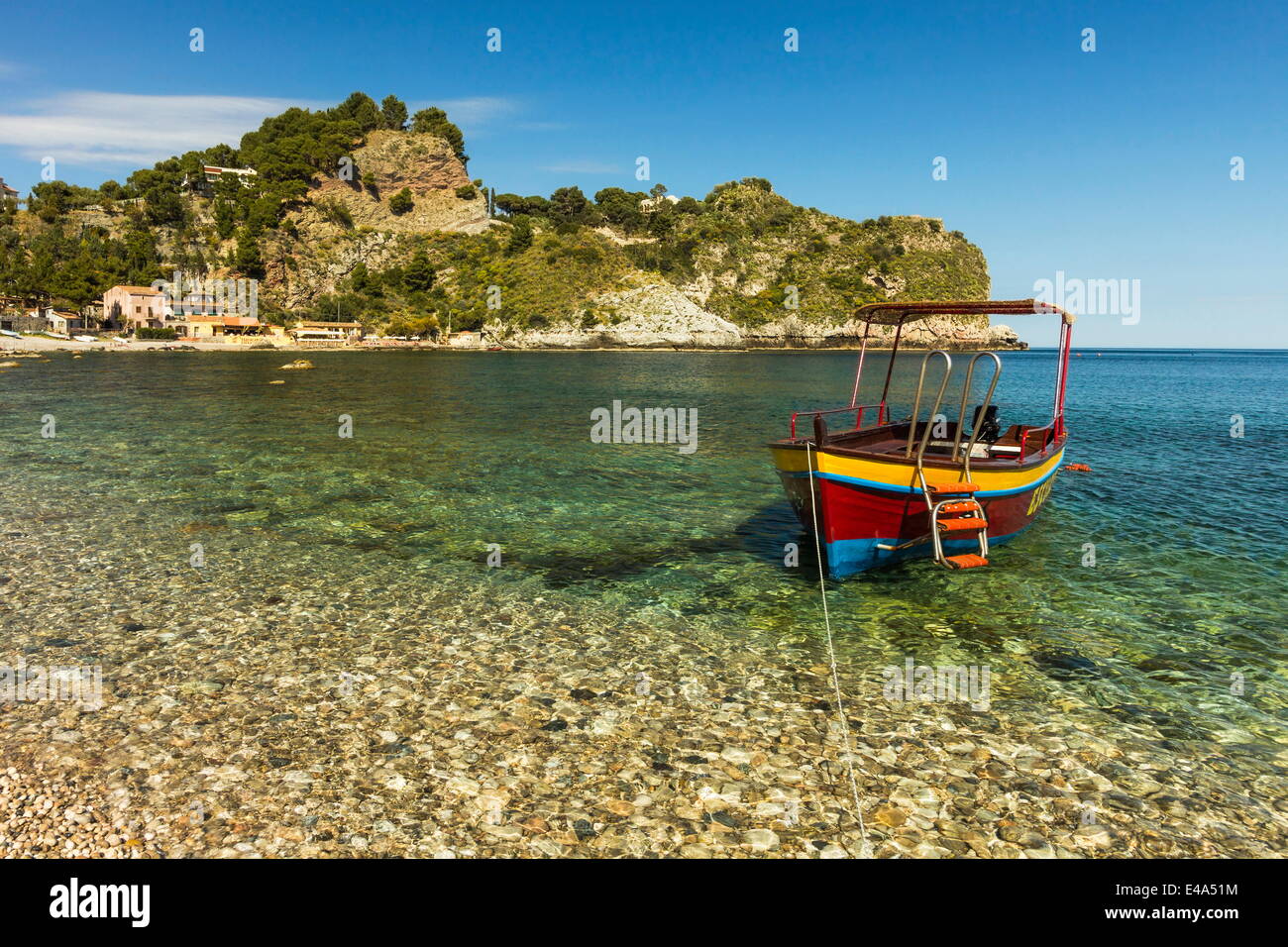 Excursion bateau amarré sur Isola Bella dans cette ville touristique populaire au nord-est, Taormine, Catane, Sicile, Italie Province Banque D'Images