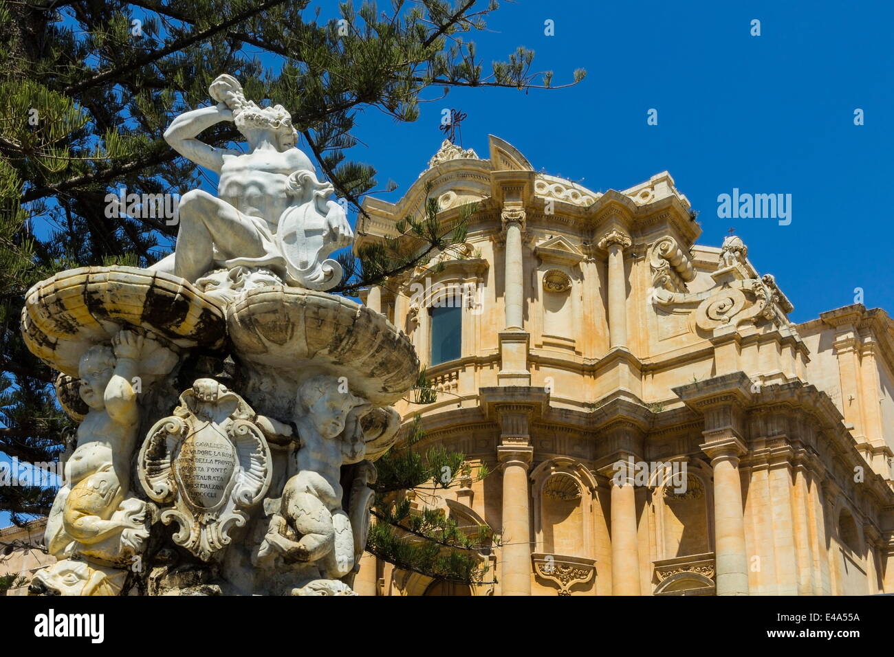 Fontaine d'Hercule et de San Domenico à Noto, célèbre pour son architecture baroque, l'UNESCO, Noto, Sicile, Italie Banque D'Images