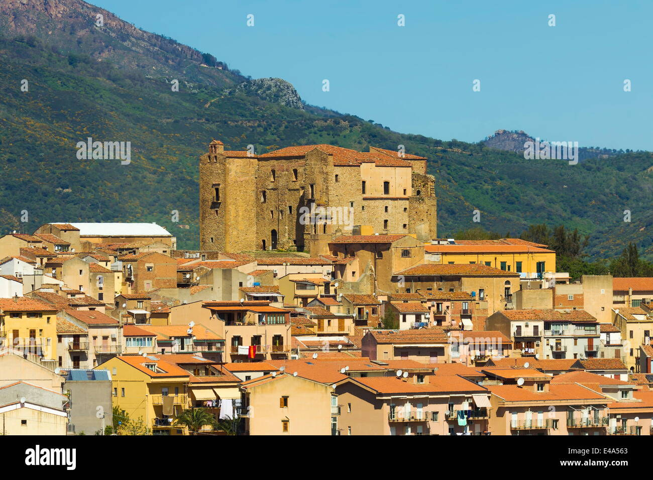 Château arabo-normand qui donne cette ville près de Cefalu son nom de bon château (Milazzo), Province de Palerme, Sicile, Italie Banque D'Images