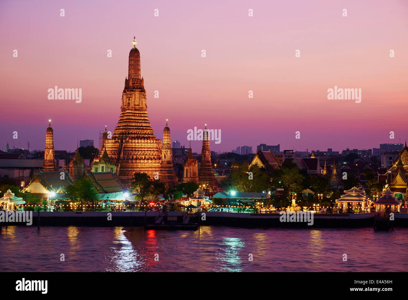 Wat Arun (Temple de l'aube) et de la rivière Chao Phraya par nuit, Bangkok, Thaïlande, Asie du Sud-Est, Asie Banque D'Images