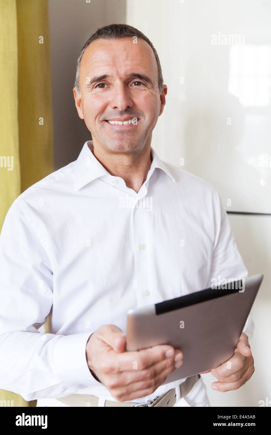 Portrait of smiling senior doctor with tablet computer Banque D'Images