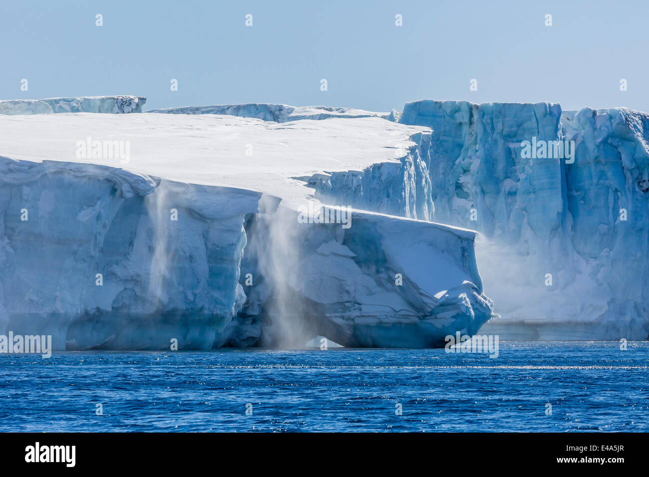 Les vents catabatiques soufflent la neige dans la mer au large de la face du glacier à Brown Bluff, mer de Weddell, l'Antarctique, régions polaires Banque D'Images