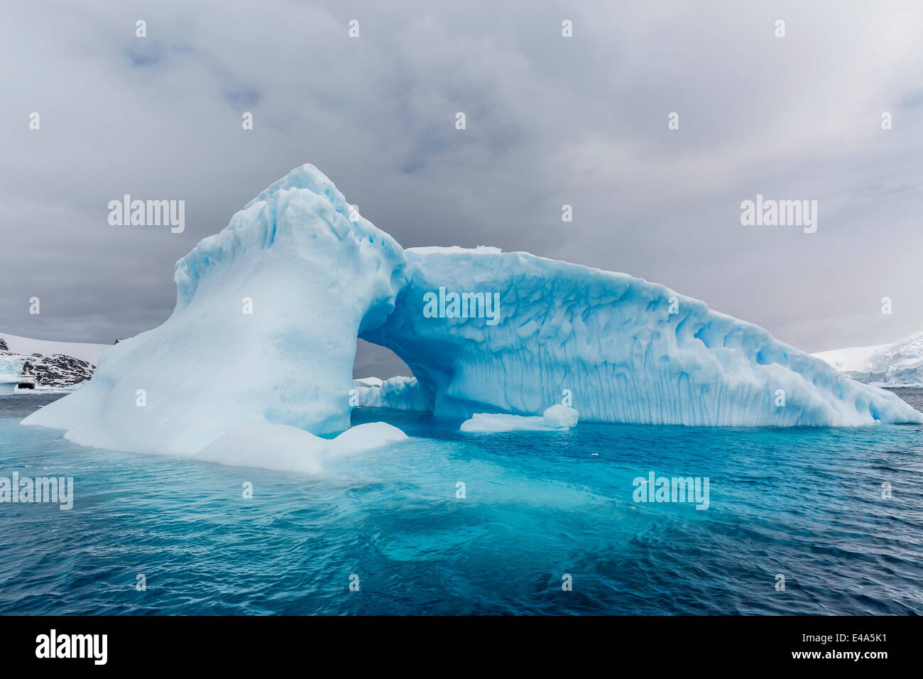 Archway formé dans un iceberg glaciaire à Cierva Cove, l'Antarctique, régions polaires Banque D'Images