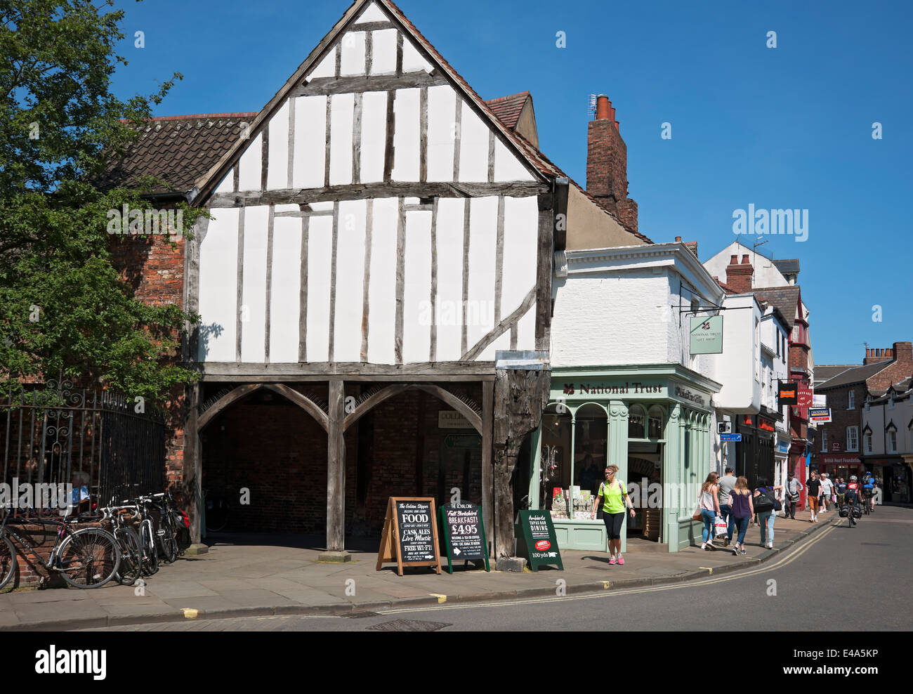 Bâtiment médiéval À Colombages dans le centre-ville au printemps Goodramgate York North Yorkshire Angleterre Royaume-Uni GB Grande-Bretagne Banque D'Images