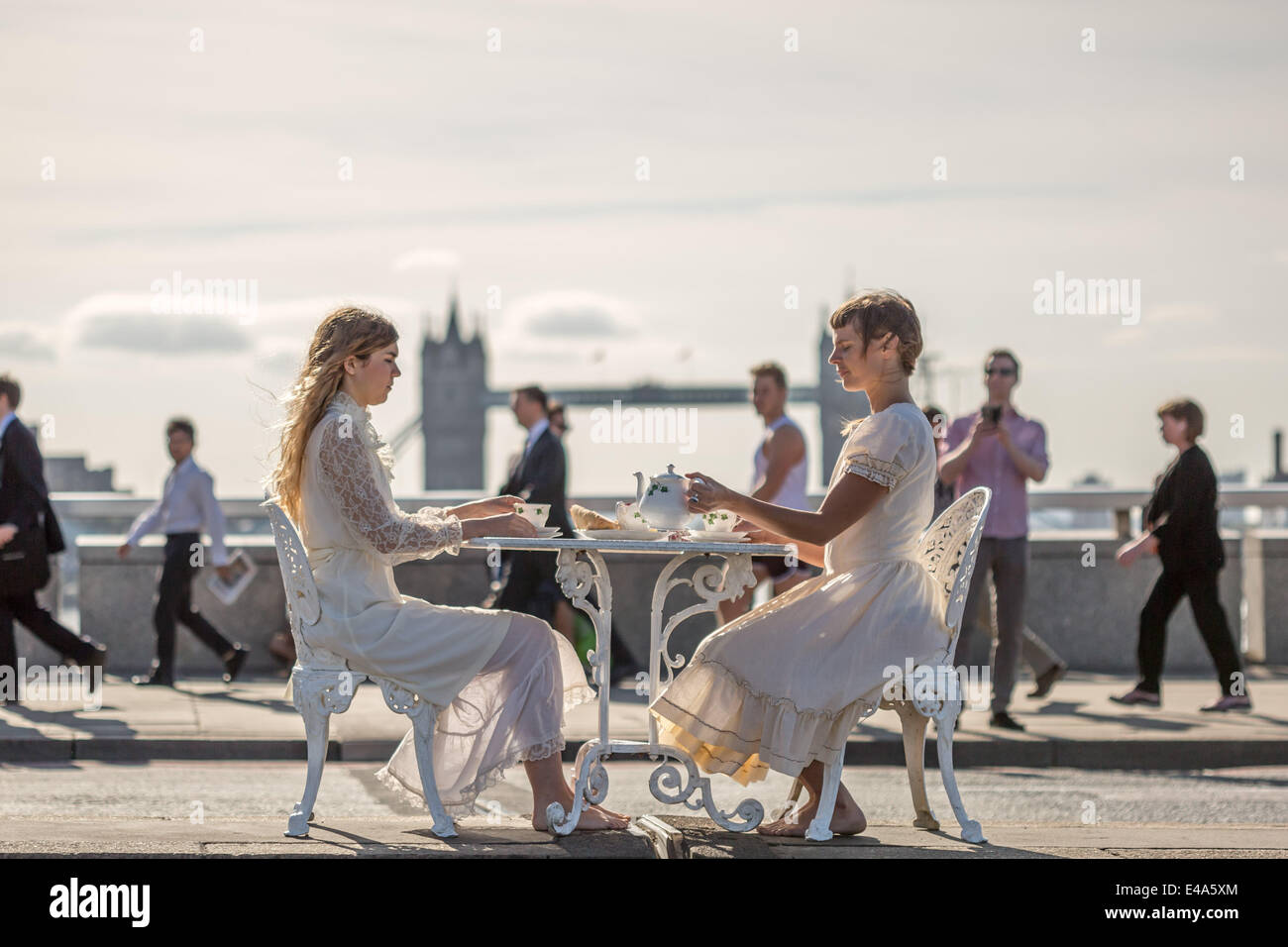 Londres, Royaume-Uni. 7 juillet, 2014. Deux dames prennent le thé du matin sur le pont de Londres au Royaume-Uni. Banque D'Images