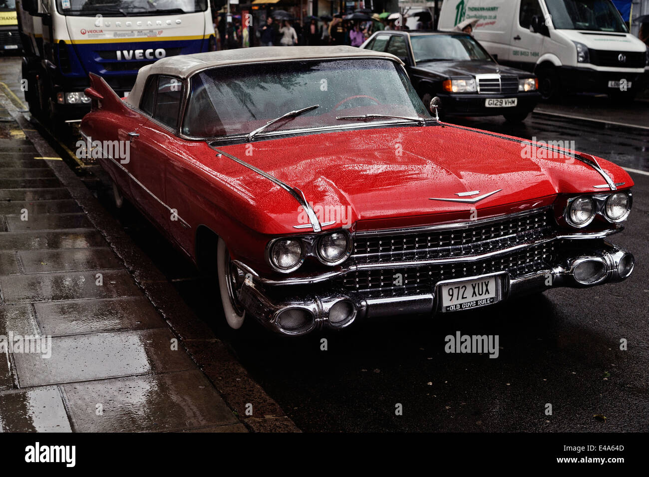 59 Cadillac convertible dans Heavy Rain dans Baker Street, London, England, UK Banque D'Images