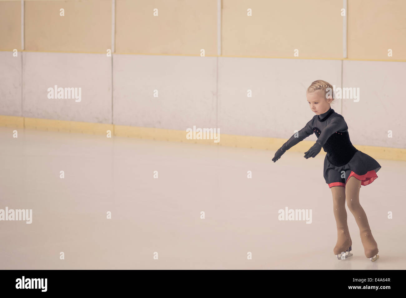 Jeune femme, patineuse artistique déménagement sur patinoire Banque D'Images