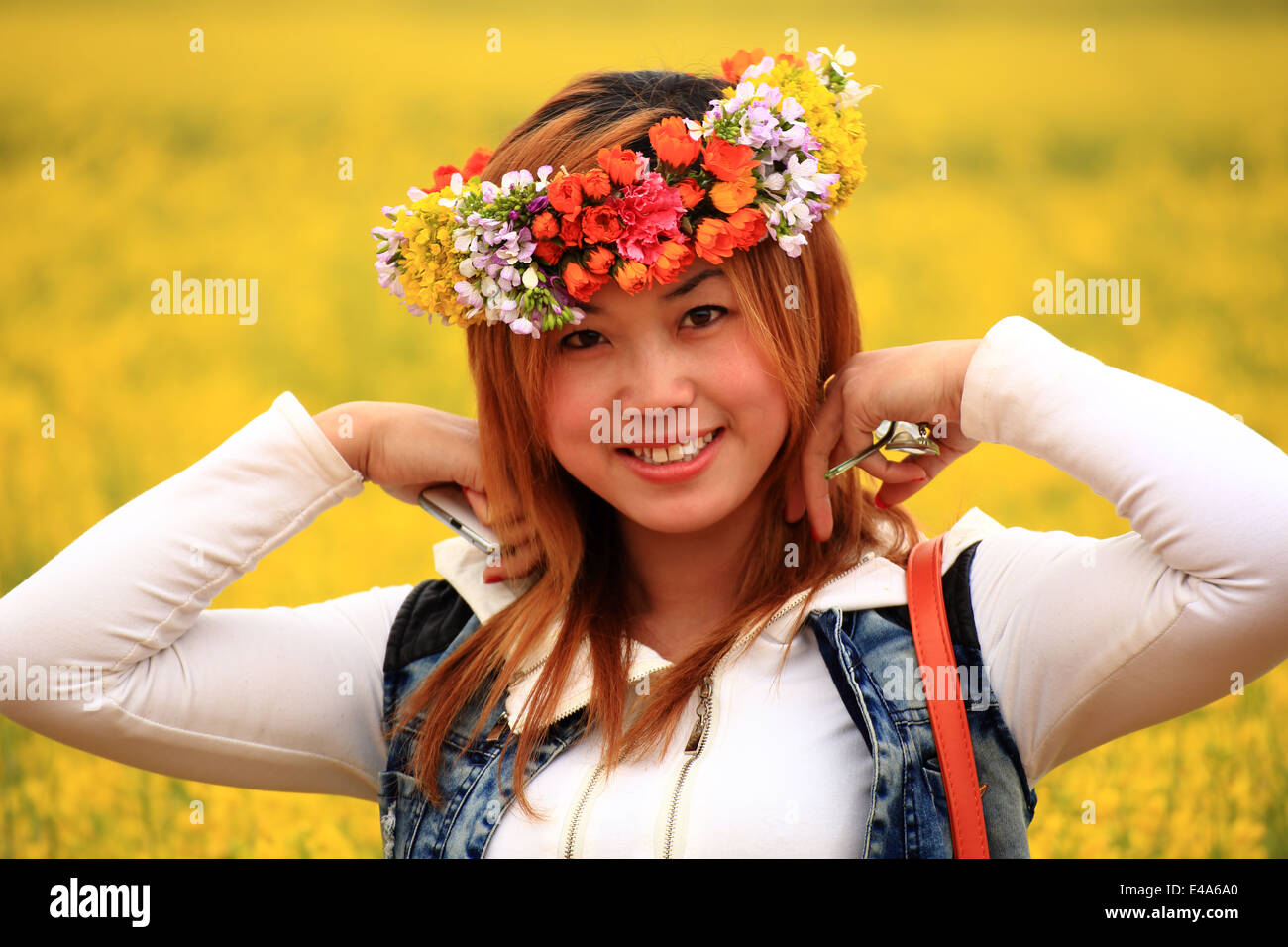 Les jeunes femmes chinoises avec une coiffe de fleurs Banque D'Images