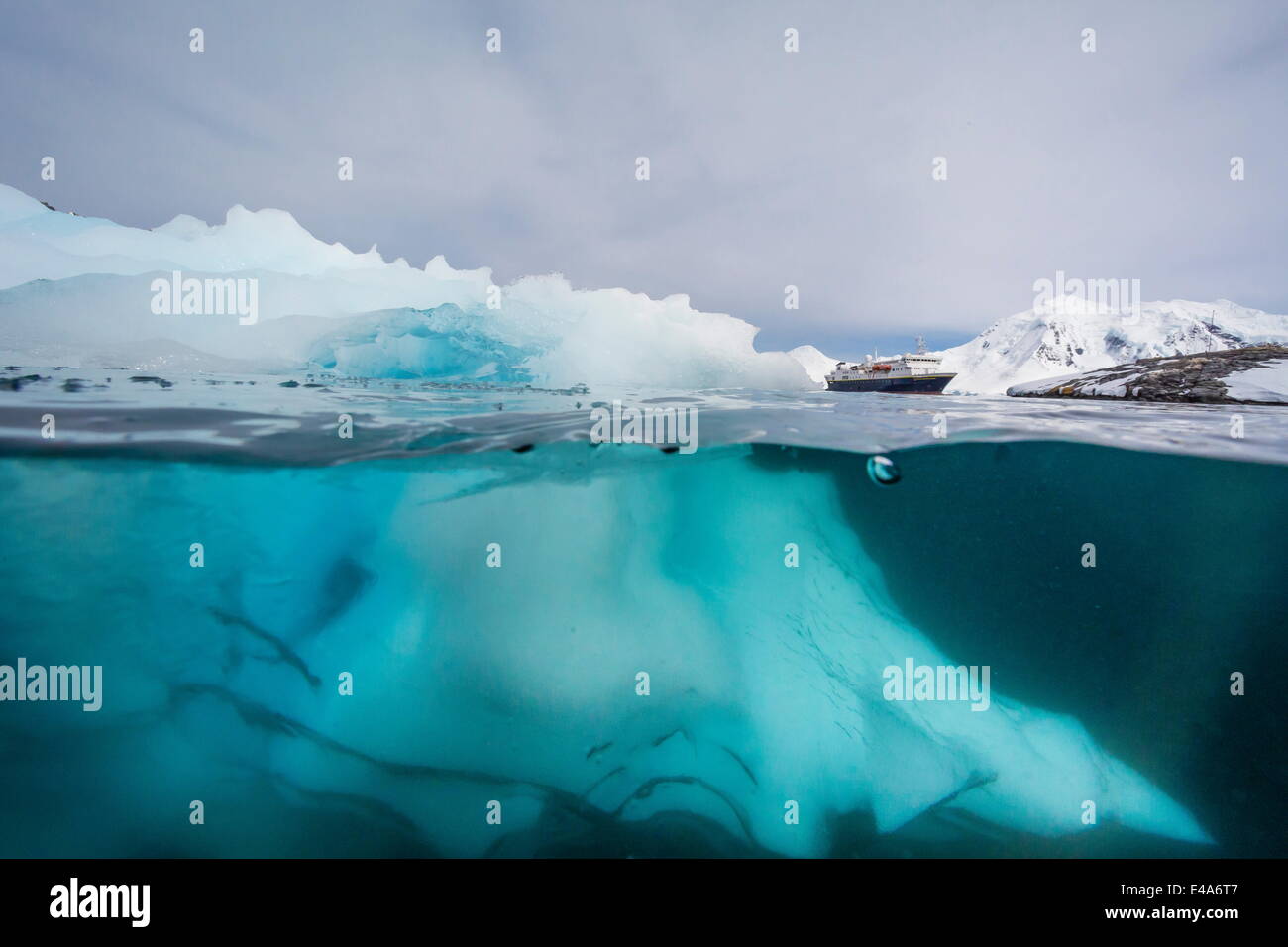 Au-dessus et au-dessous de la glace glaciaire près de l'Île Wiencke, Neumayer Channel, l'Antarctique, régions polaires Banque D'Images