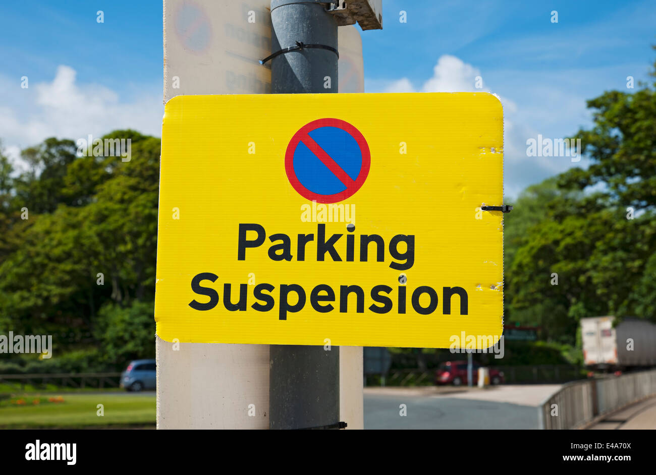 Gros plan du panneau jaune de suspension de stationnement Angleterre Royaume-Uni Royaume-Uni Grande-Bretagne Banque D'Images Gros plan du panneau jaune de suspension de stationnement Angleterre Royaume-Uni Royaume-Uni Grande-Bretagne Banque D'Images