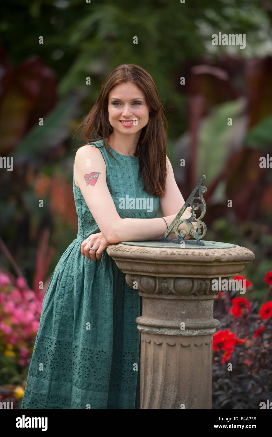 Le Palais de Hampton Court, Surrey UK. 7 juillet 2014. Sophie Ellis-Bextor sur l'ers stand à RHS Hampton Court Palace Flower Show sur Appuyez sur Jour. Le spectacle se déroule du 8 au 13 juillet. Credit : Malcolm Park editorial/Alamy Live News. Banque D'Images