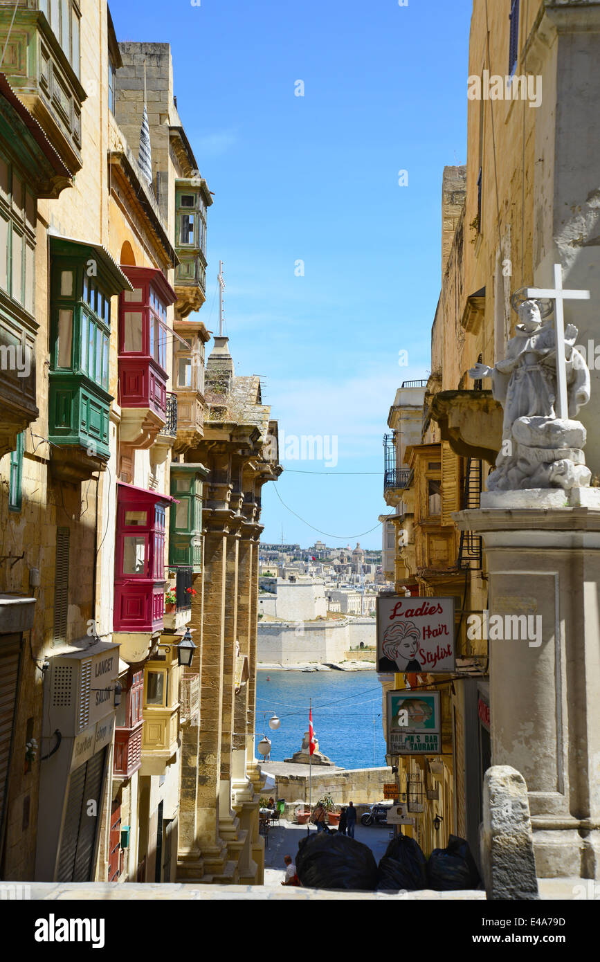 Ruelle avec gallarija Il-Belt balcons, La Valette (Valletta), quartier du port du Sud, Malte, Malte Région Xlokk Banque D'Images