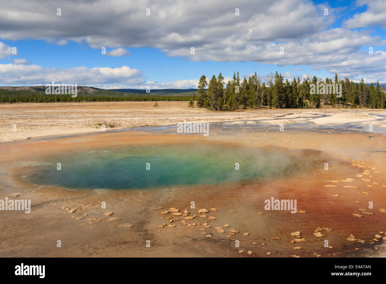 Piscine colorée, Midway Geyser Basin, l'UNESCO, le Parc National de Yellowstone, Wyoming, USA Banque D'Images