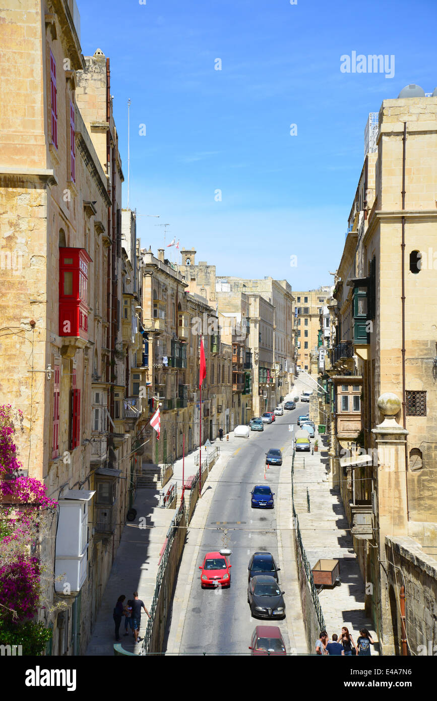 Rue en pente étroite avec gallarija Il-Belt balcons, La Valette (Valletta), quartier du port du Sud, Malte, Malte Région Xlokk Banque D'Images