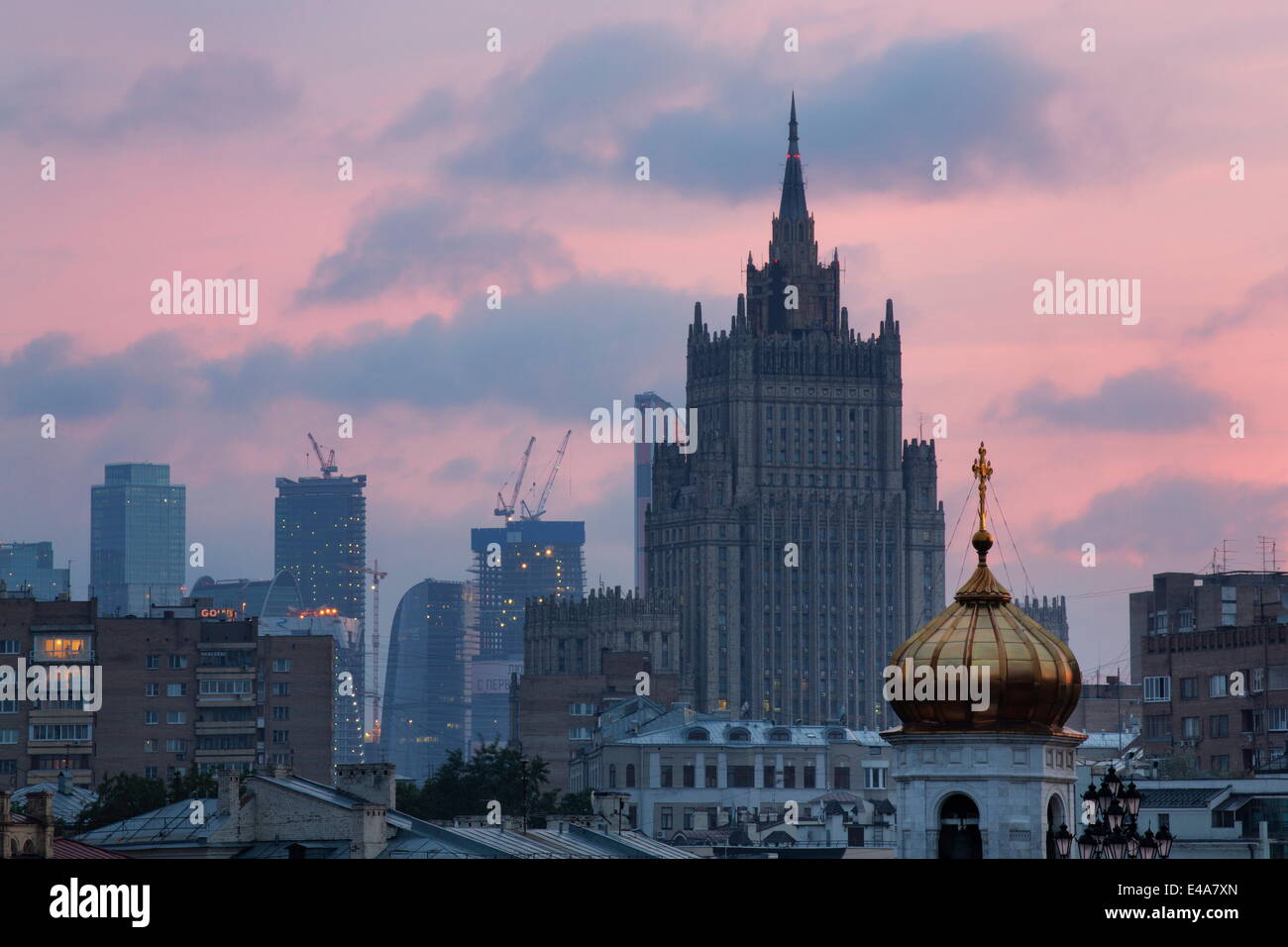 Moscow skyline at Dusk avec Stalanist-Gothic gratte-ciel, Moscou, Russie, Europe Banque D'Images