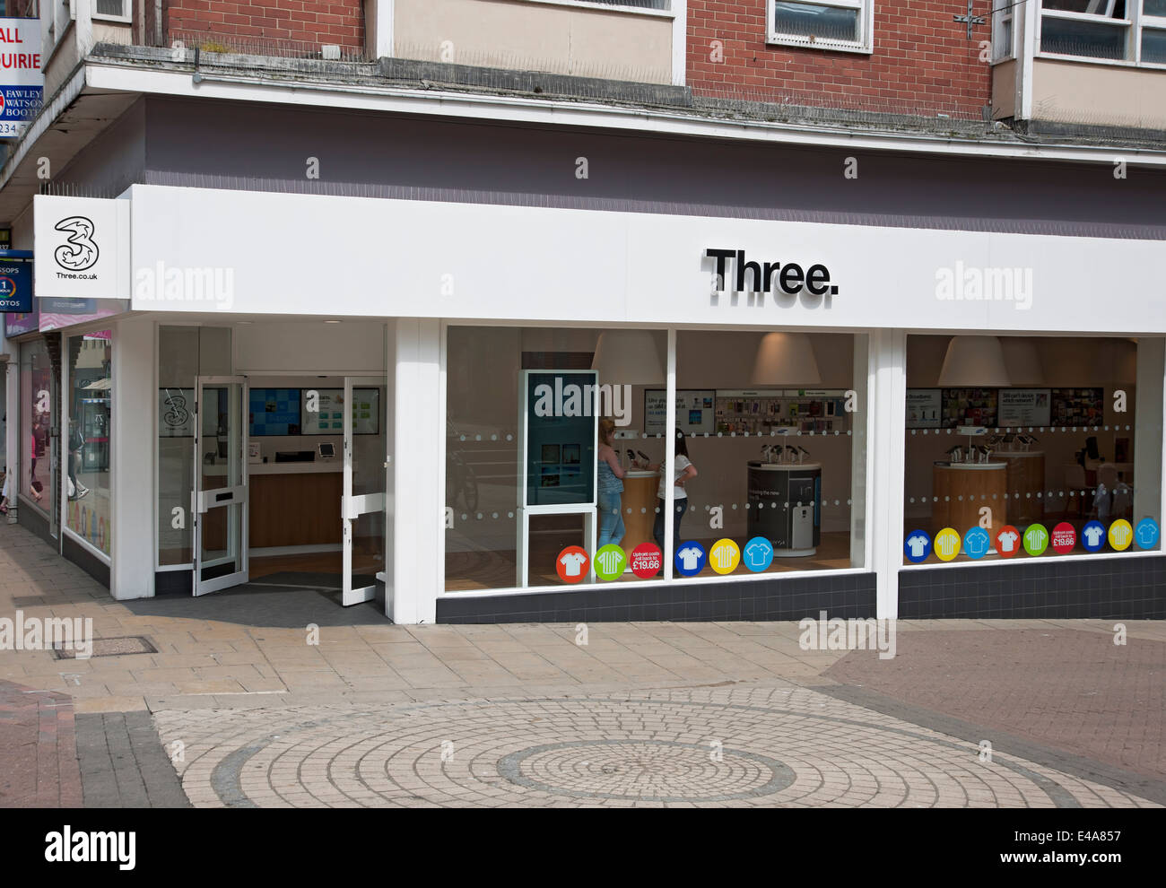 Trois téléphones mobiles magasin extérieur Scarborough North Yorkshire Angleterre Royaume-Uni GB Grande-Bretagne Banque D'Images