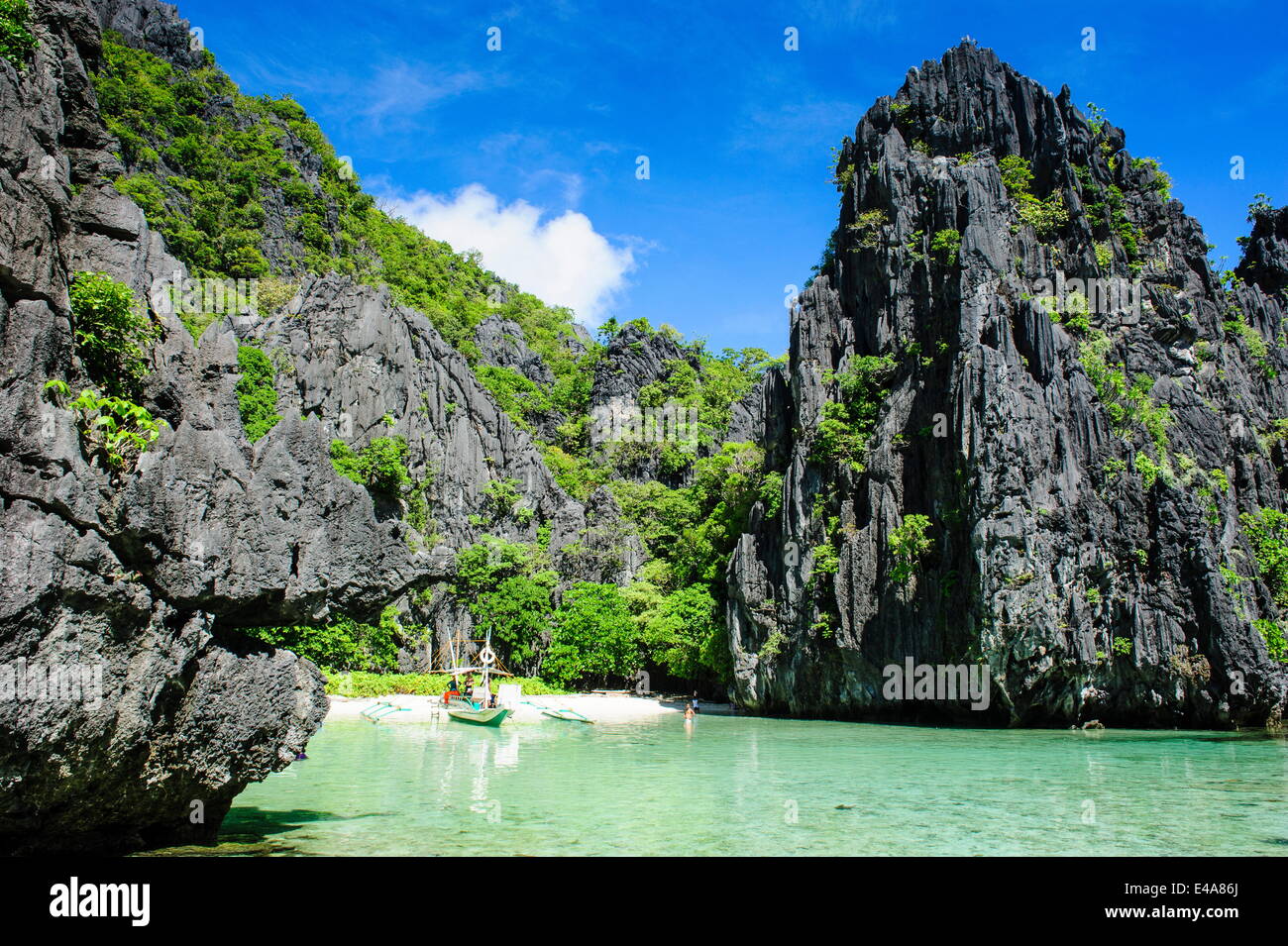 Clair comme de l'eau dans l'archipel de Bacuit, Palawan, Philippines, Asie du Sud, Asie Banque D'Images