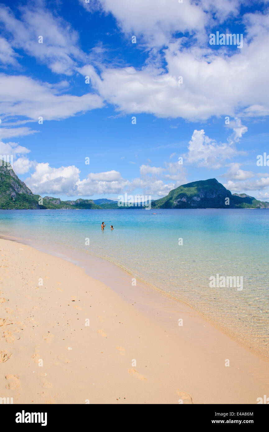 Plage de sable fin et des eaux claires dans le Bacuit archipelago, Palawan, Philippines, Asie du Sud, Asie Banque D'Images