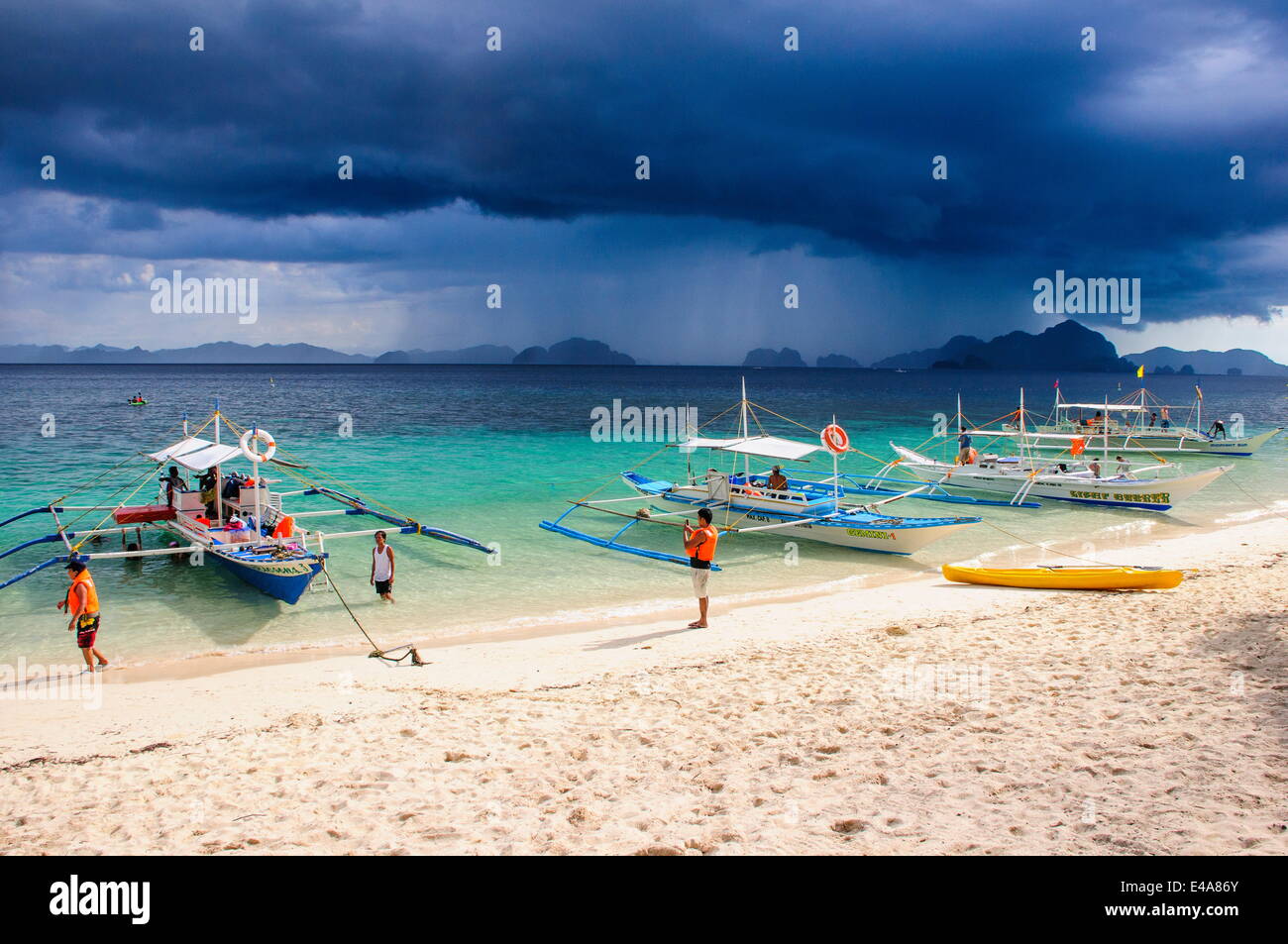 Outrigger avant qu'un ancrage strom bateaux sur une plage de sable à l'archipel Bacuit, Palawan, Philippines, Asie du sud-est Banque D'Images