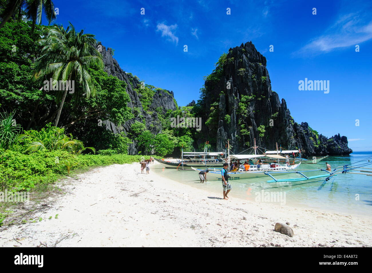 Outrigger bateaux sur une baie de sable dans l'archipel de Bacuit, Palawan, Philippines, Asie du Sud, Asie Banque D'Images