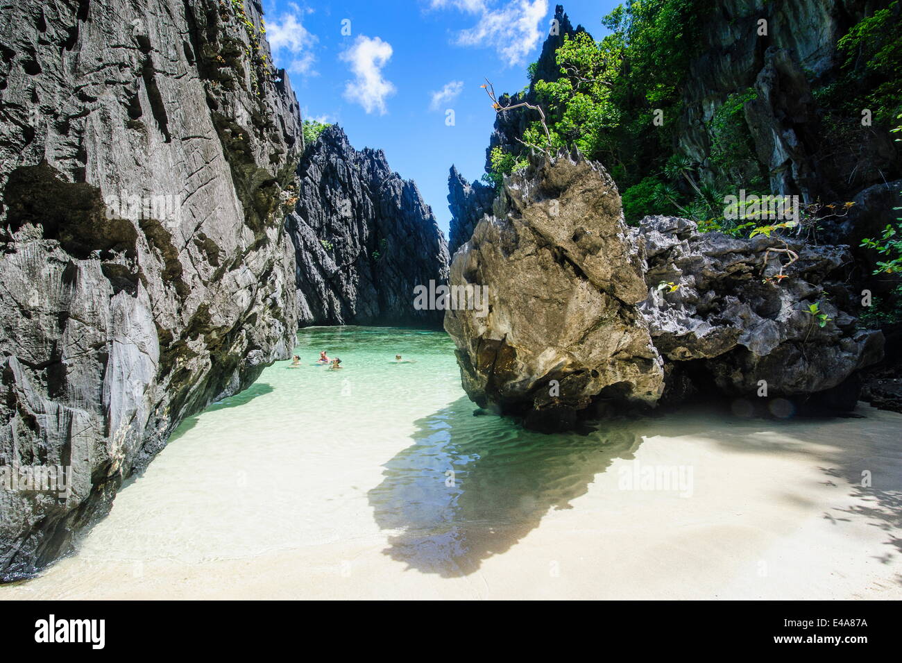 Hidden Bay avec de l'eau claire comme du cristal dans l'archipel de Bacuit, Palawan, Philippines, Asie du Sud, Asie Banque D'Images