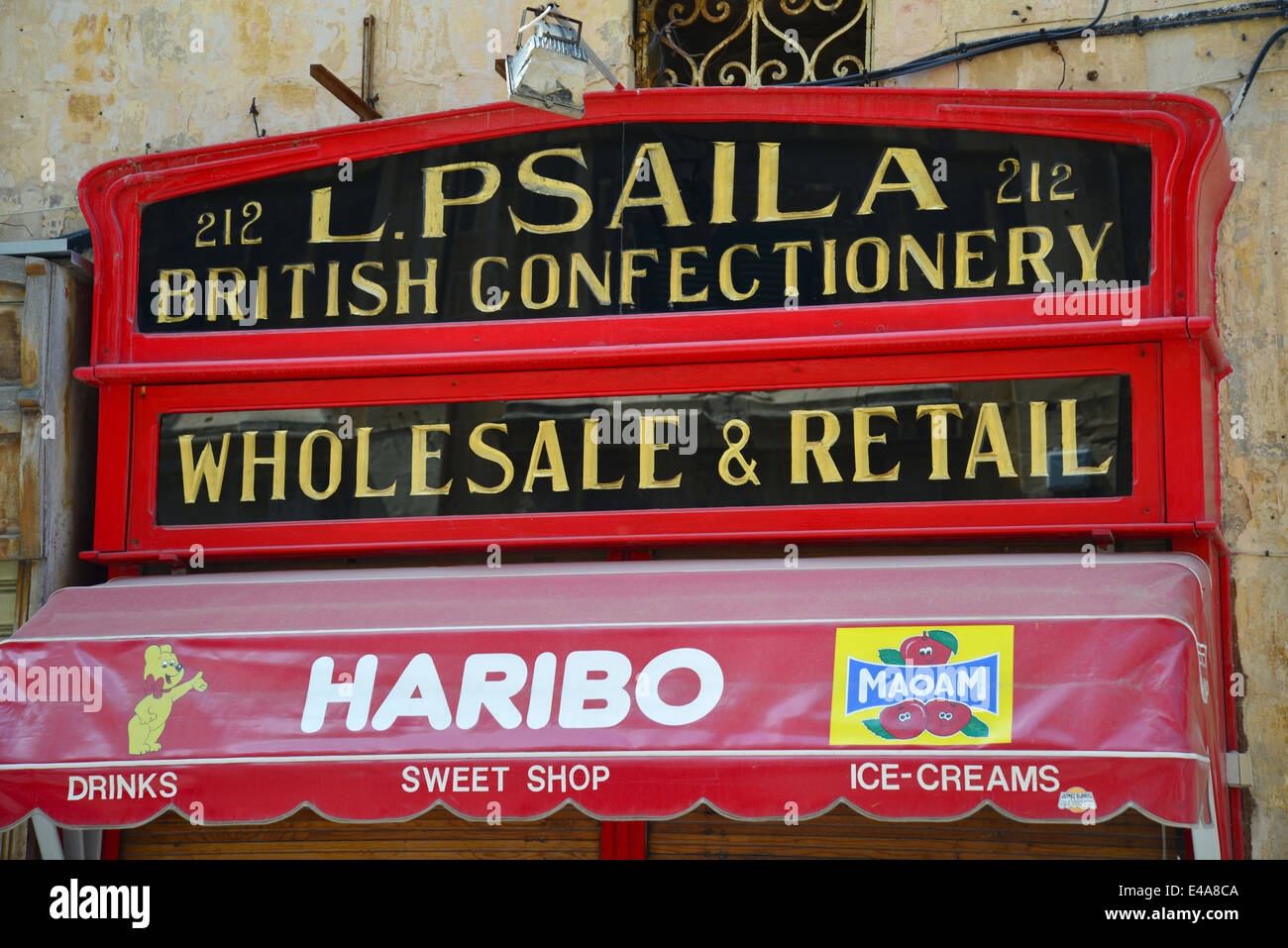 Signe classique à l'extérieur de confiserie, La Valette (Il-Belt La Valette), quartier du port du Sud, Malte, Malte Région Xlokk Banque D'Images