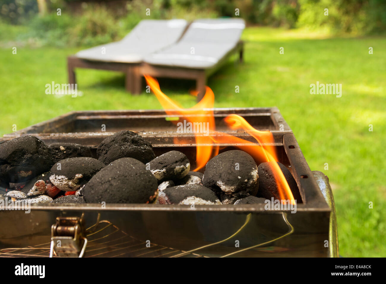 La combustion du charbon de bois sur la grille dans le jardin Banque D'Images