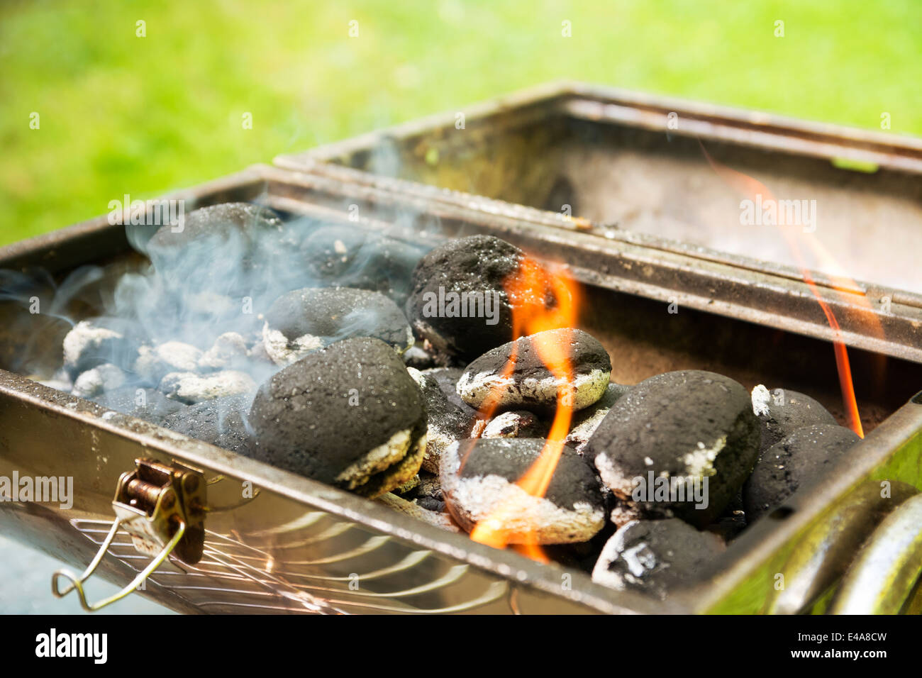 La combustion du charbon de bois sur la grille dans le jardin Banque D'Images