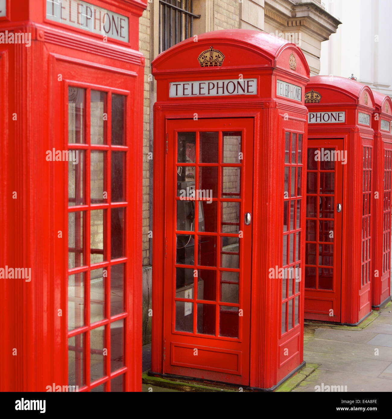 Rangée de cabines téléphoniques rouge design par Sir Giles Gilbert Scott, près de Covent Garden, Londres, Angleterre, Royaume-Uni, Europe Banque D'Images