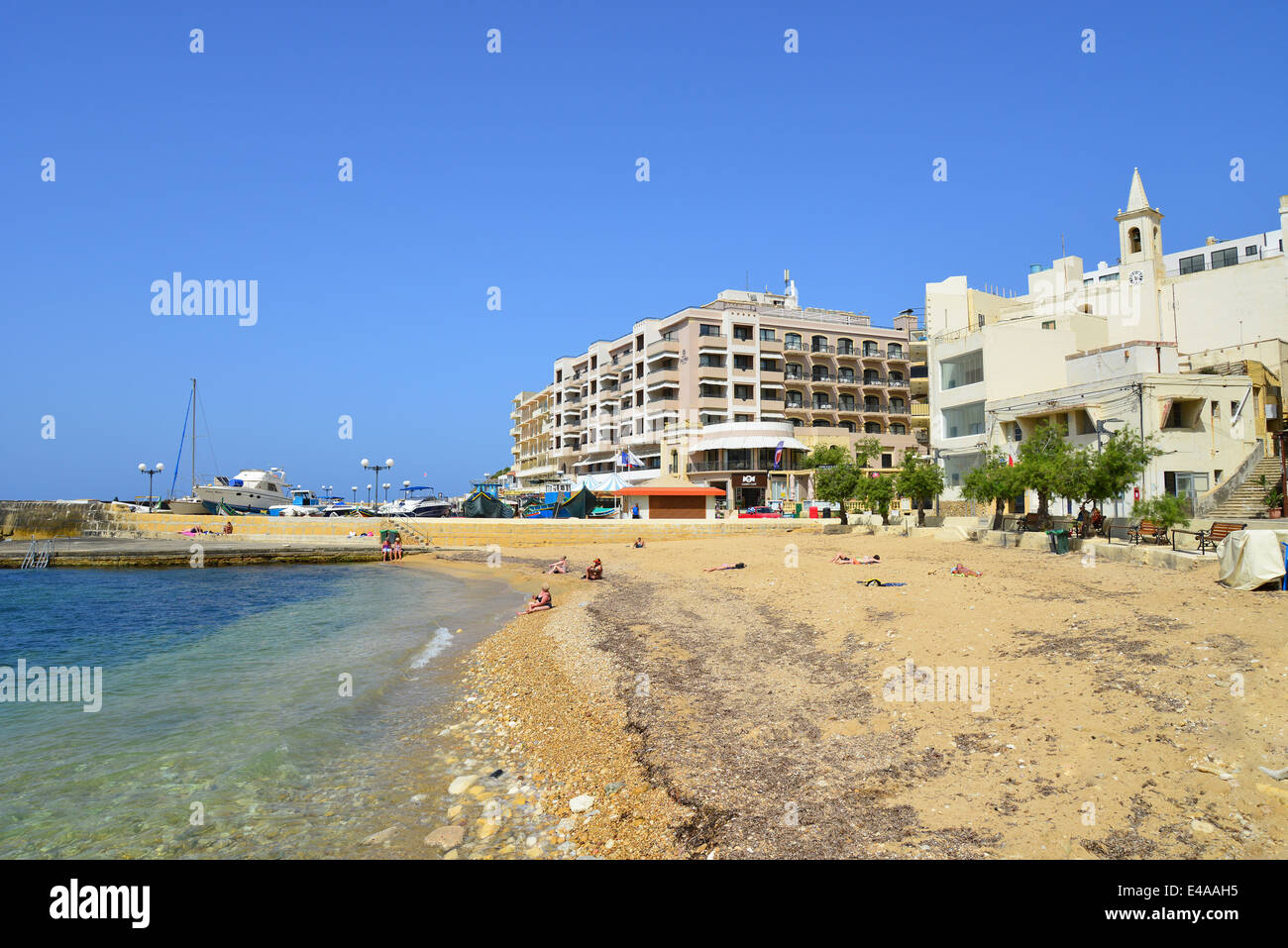 Vue sur la plage, Marsalforn, Gozo (Għawdex), région de Gozo, République de Malte Banque D'Images