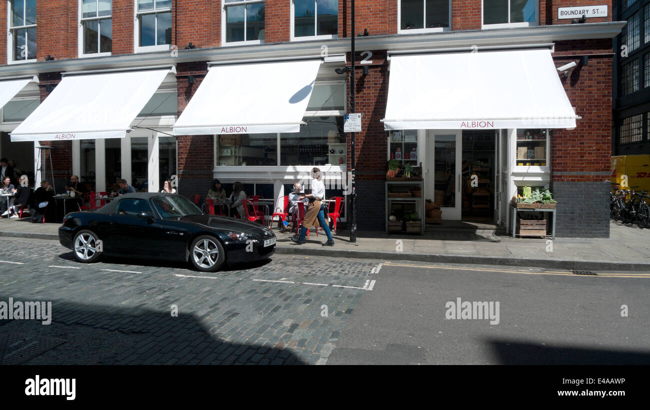 Des gens assis à des tables à l'extérieur de l'épicerie boulangerie café Albion Boundary St près de Brick Lane Shoreditch London E2 KATHY DEWITT Banque D'Images