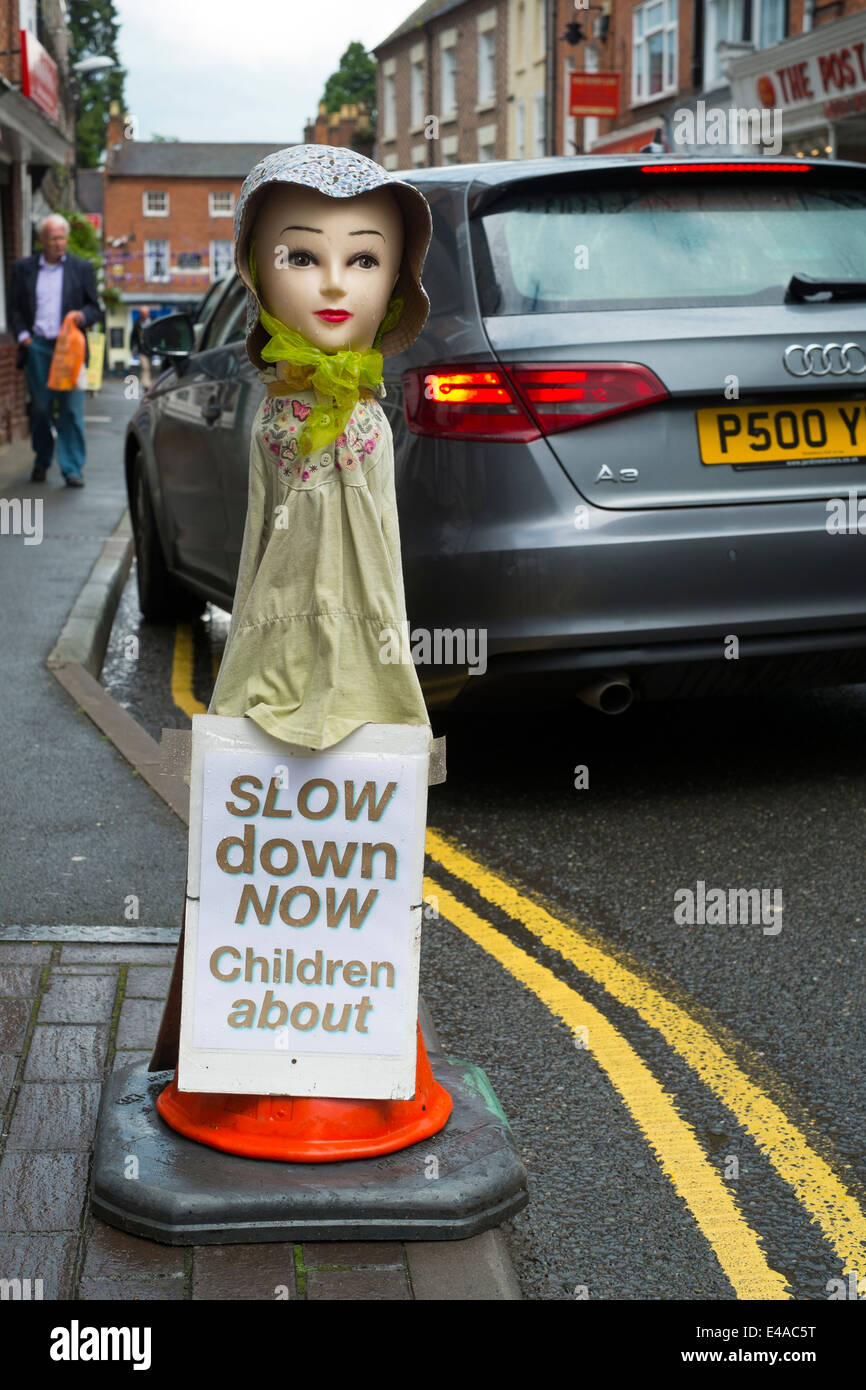 Signe de la circulation les conducteurs d'avertissement à ralentir pour enfants dans Much Wenlock, Shropshire, Angleterre Banque D'Images