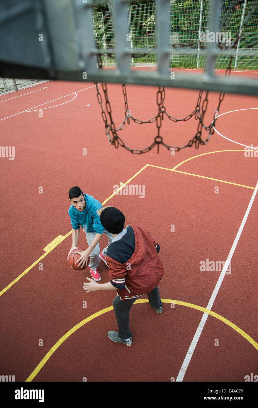 Deux jeunes garçons jouent au basket-ball Banque D'Images