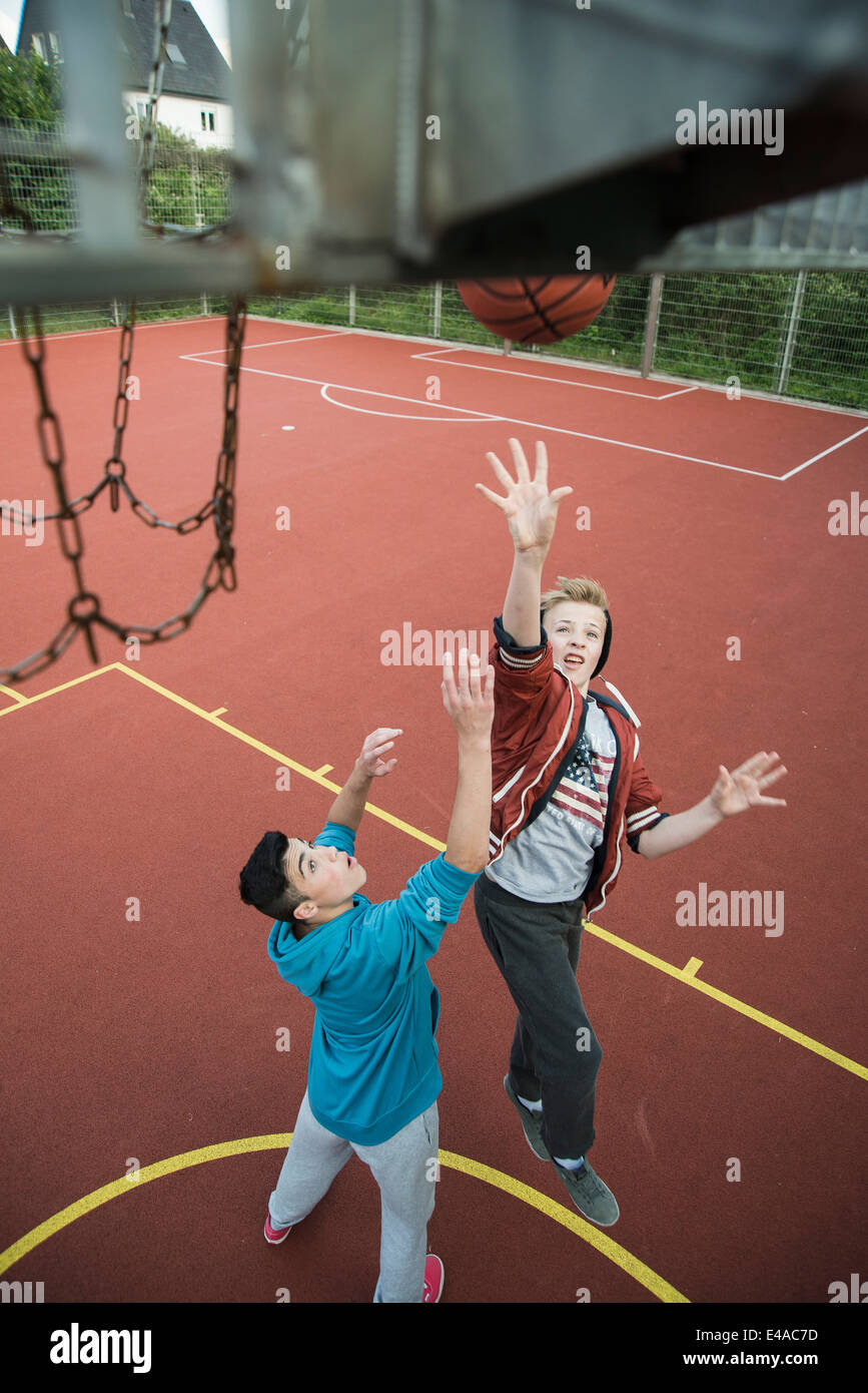 Deux jeunes garçons jouent au basket-ball Banque D'Images