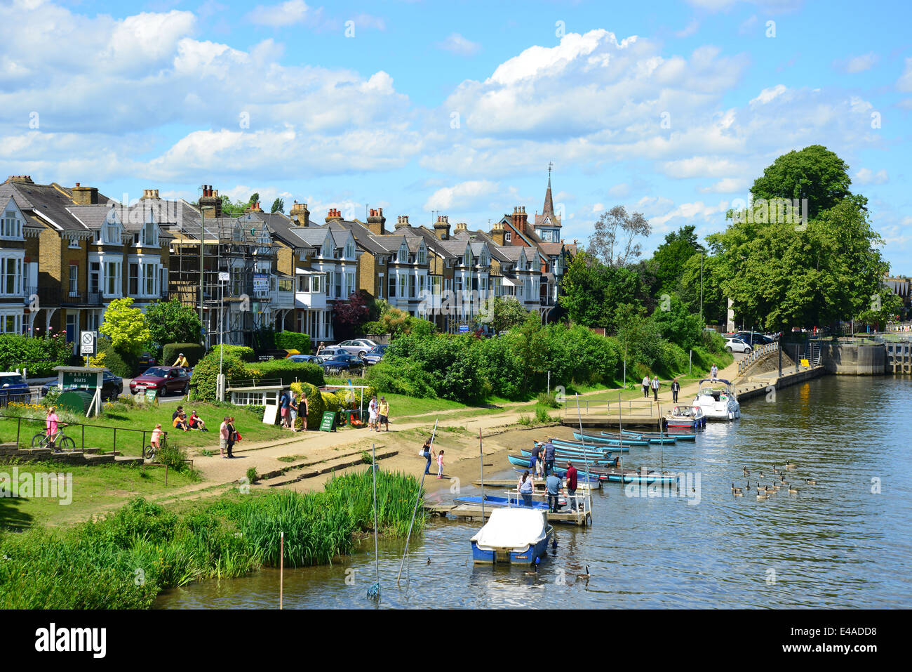 Riverside vue depuis le pont de Hampton Court, East Molesey, Surrey, Angleterre, Royaume-Uni Banque D'Images