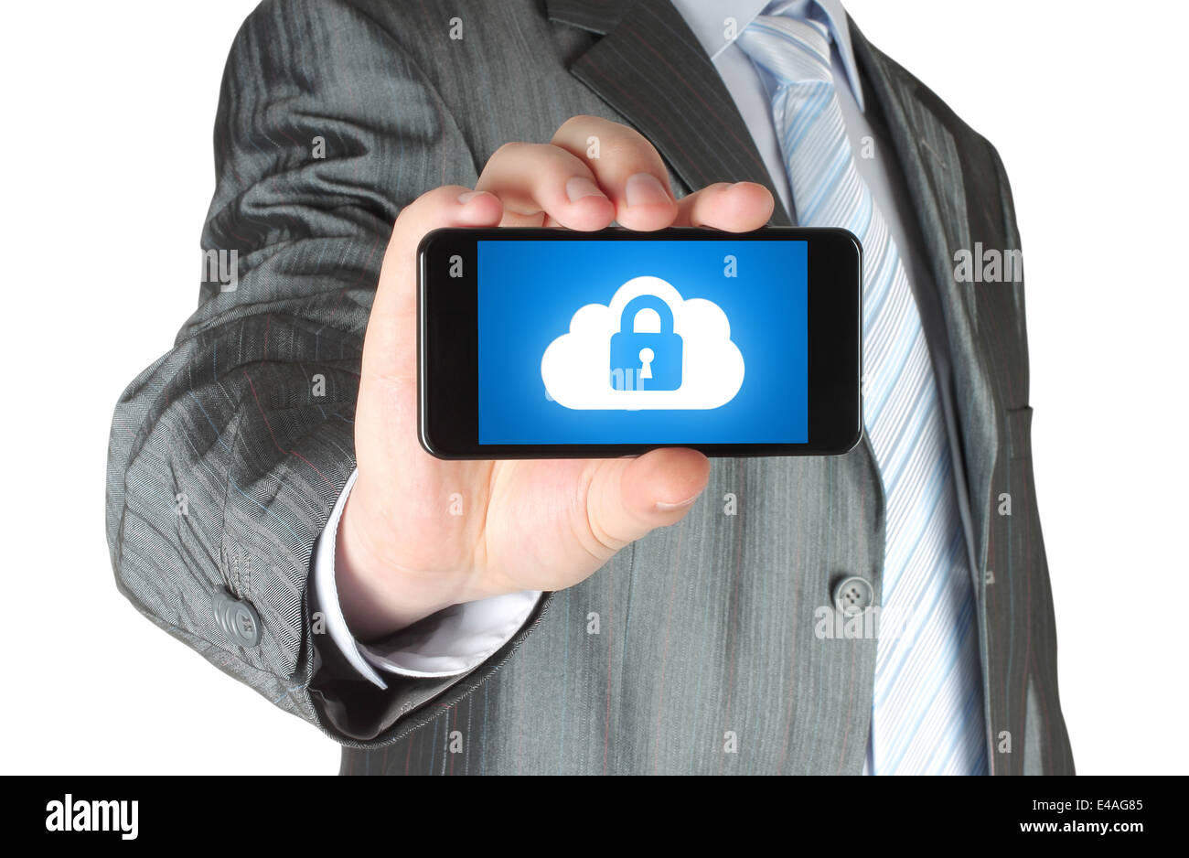 L'homme détient smart phone avec cloud security concept sur fond blanc Banque D'Images