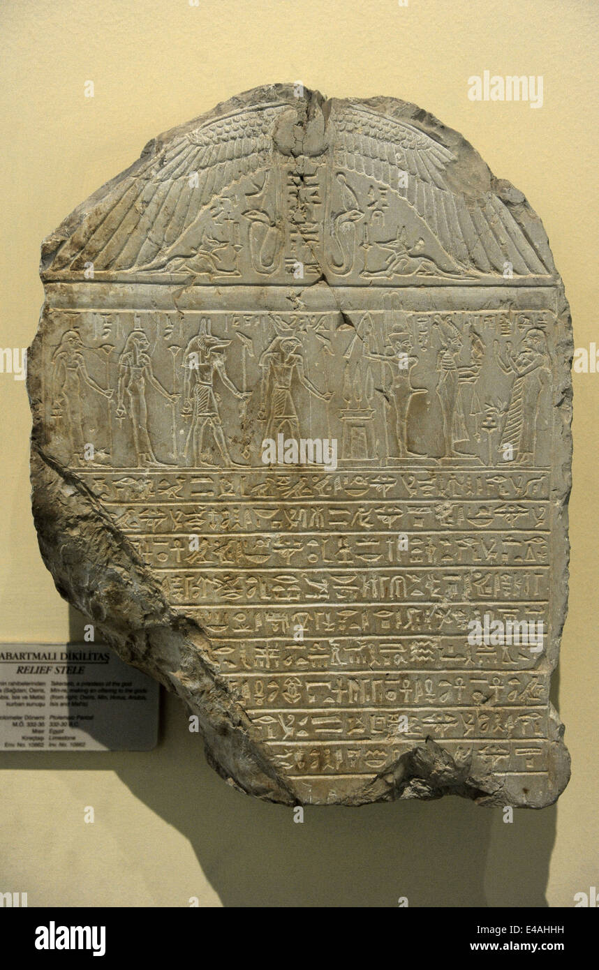 À propos de la stèle prêtresse Takerseb en faisant des offrandes aux dieux (de droite à gauche), Osiris, Horus Min, Anubis, Isis et les Métis. Banque D'Images