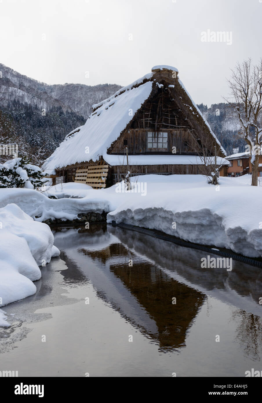 Village historique de Shirakawa-go en hiver Banque D'Images