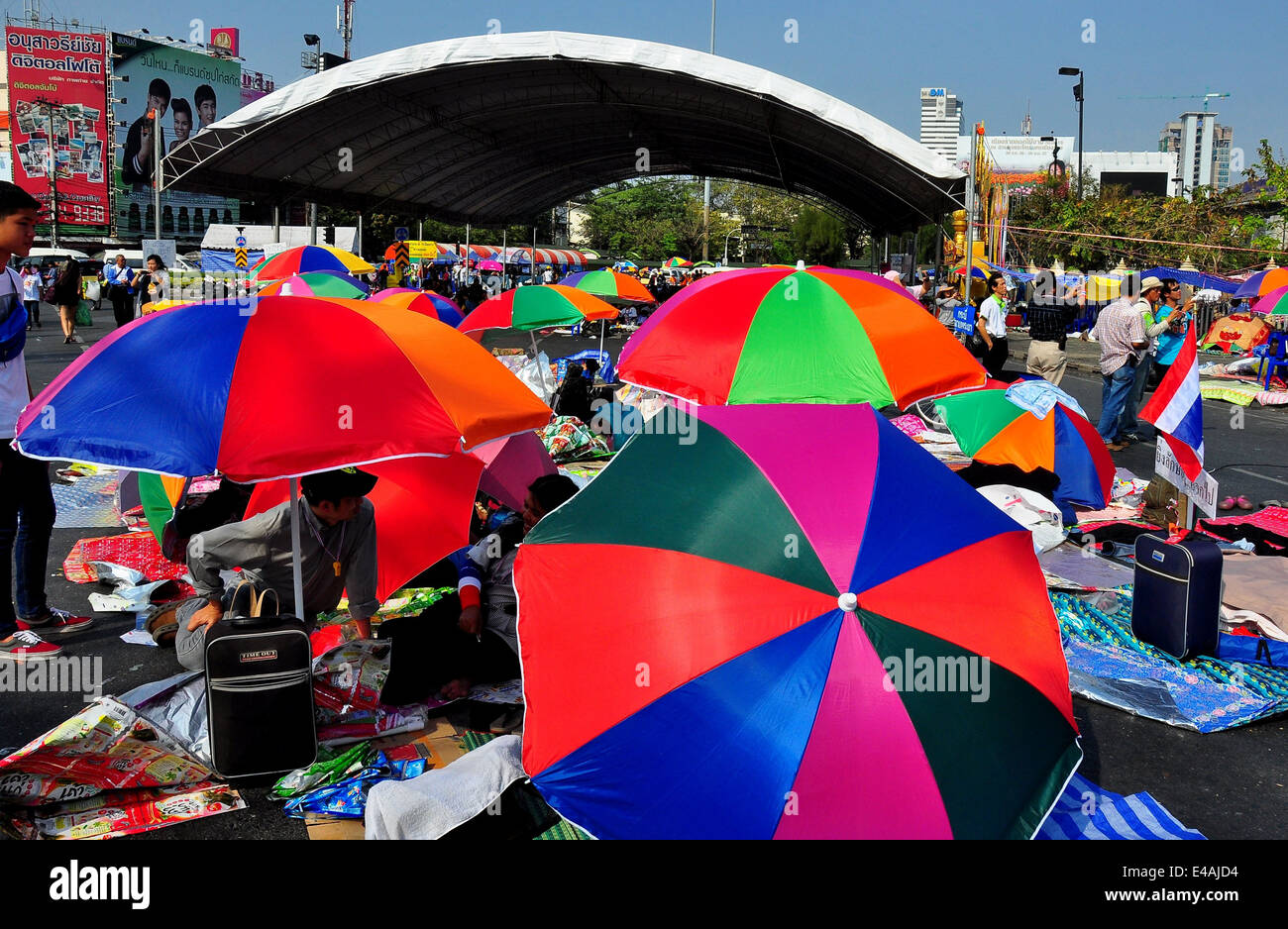 Bangkok, Thaïlande : les manifestants de l'ombre des parasols colorés du soleil chaud de la victoire monument pendant l'arrêt Bangkok Banque D'Images