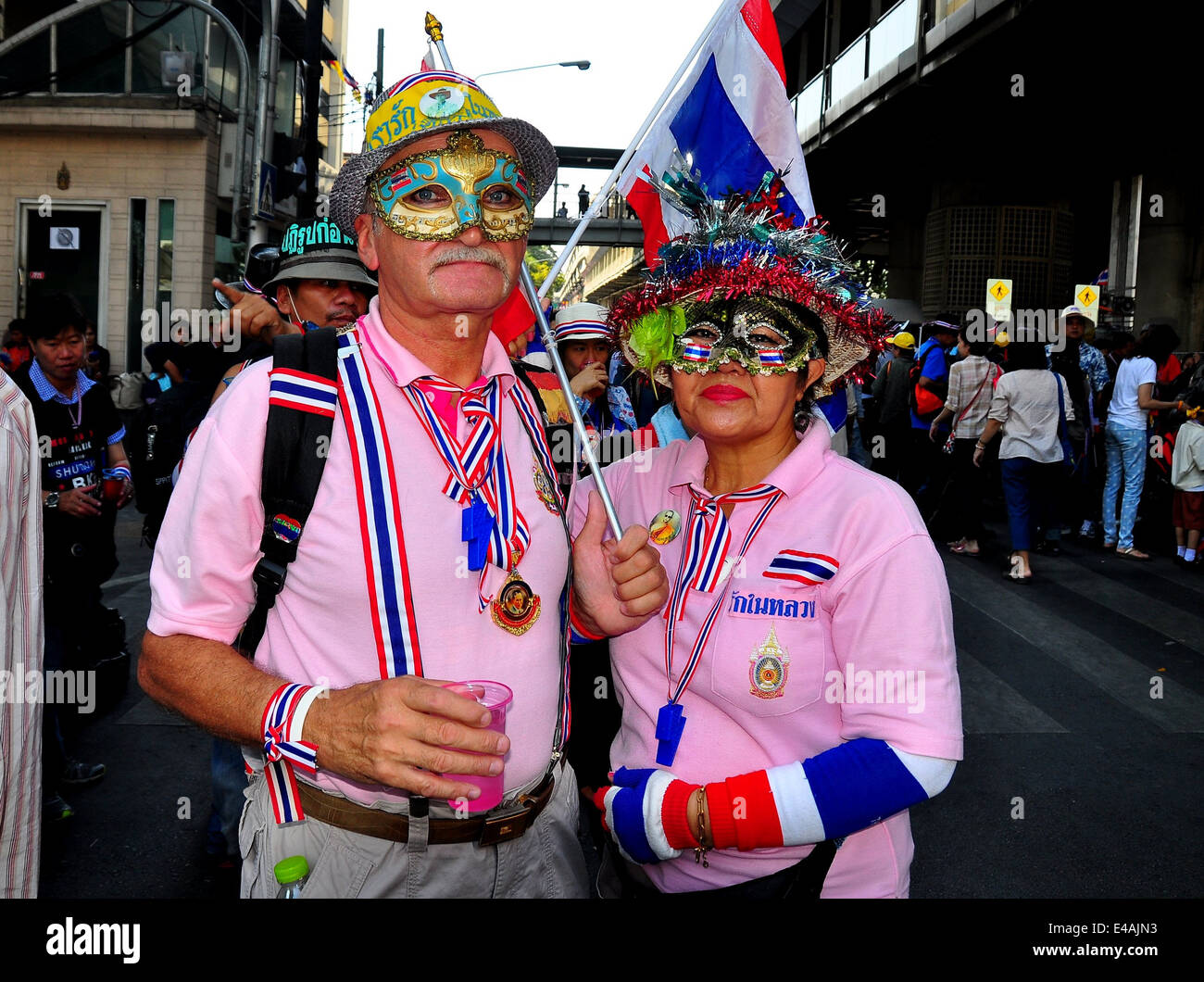 BANGKOK, THAÏLANDE : Thai avec des rubans, des bracelets, des masques, des chapeaux et de démontrer à l'arrêt des manifestations à Bangkok Banque D'Images