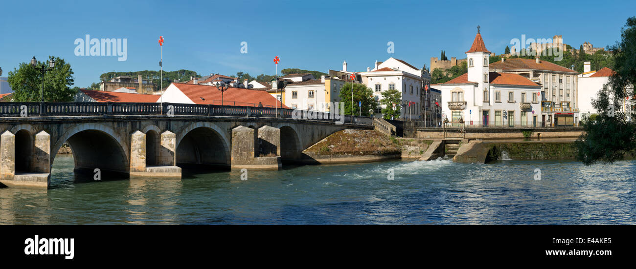 Le Portugal, le Luxembourg, Tomar, la vieille ville et le pont de la rivière Nabão ( Nabao ) Banque D'Images